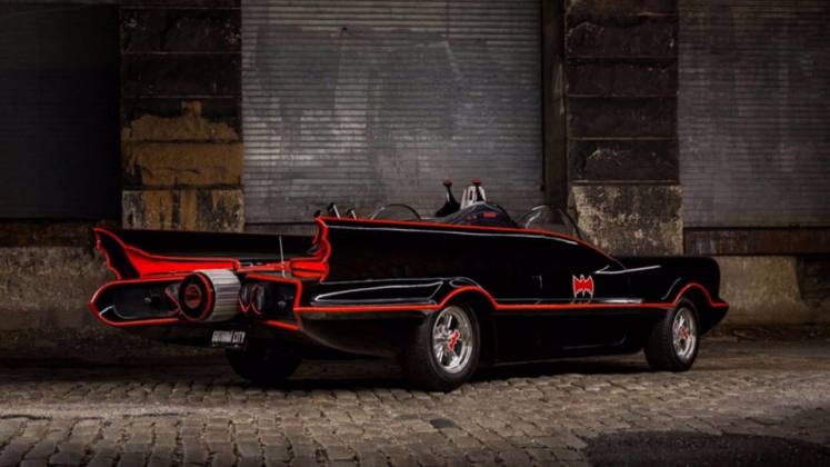 Batman: 80 años del icónico superhéroe de DC Comics (vídeo) 4 Batman y su Batimóvil
